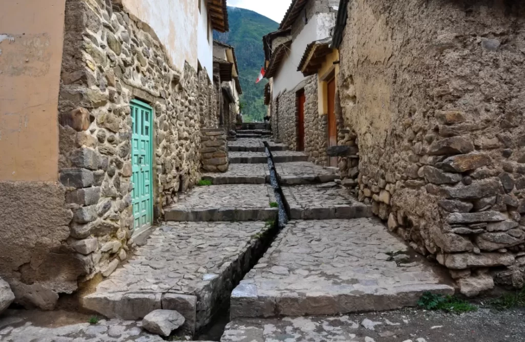 ollantaytambo_street
