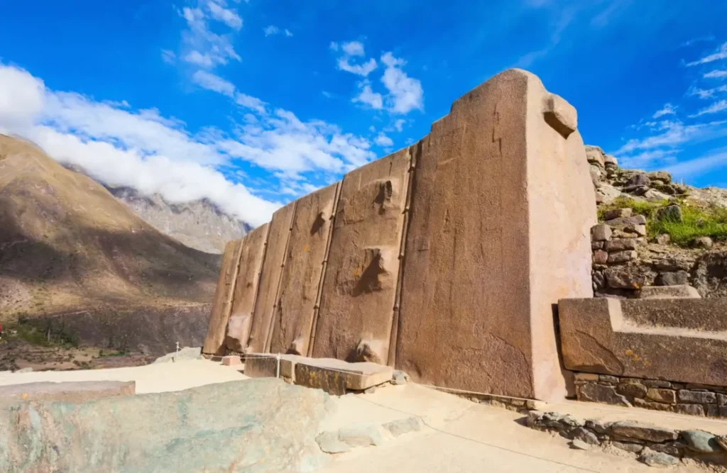 Ollantaytambo's sun temple is made out of 6 monolyths that weight more than 5 tonelades